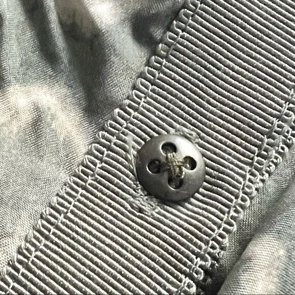 Banana Republic 100% Silk Army Green Ivory Ruffle Racer Back V Neck Blouse xs - Picture 11 of 11